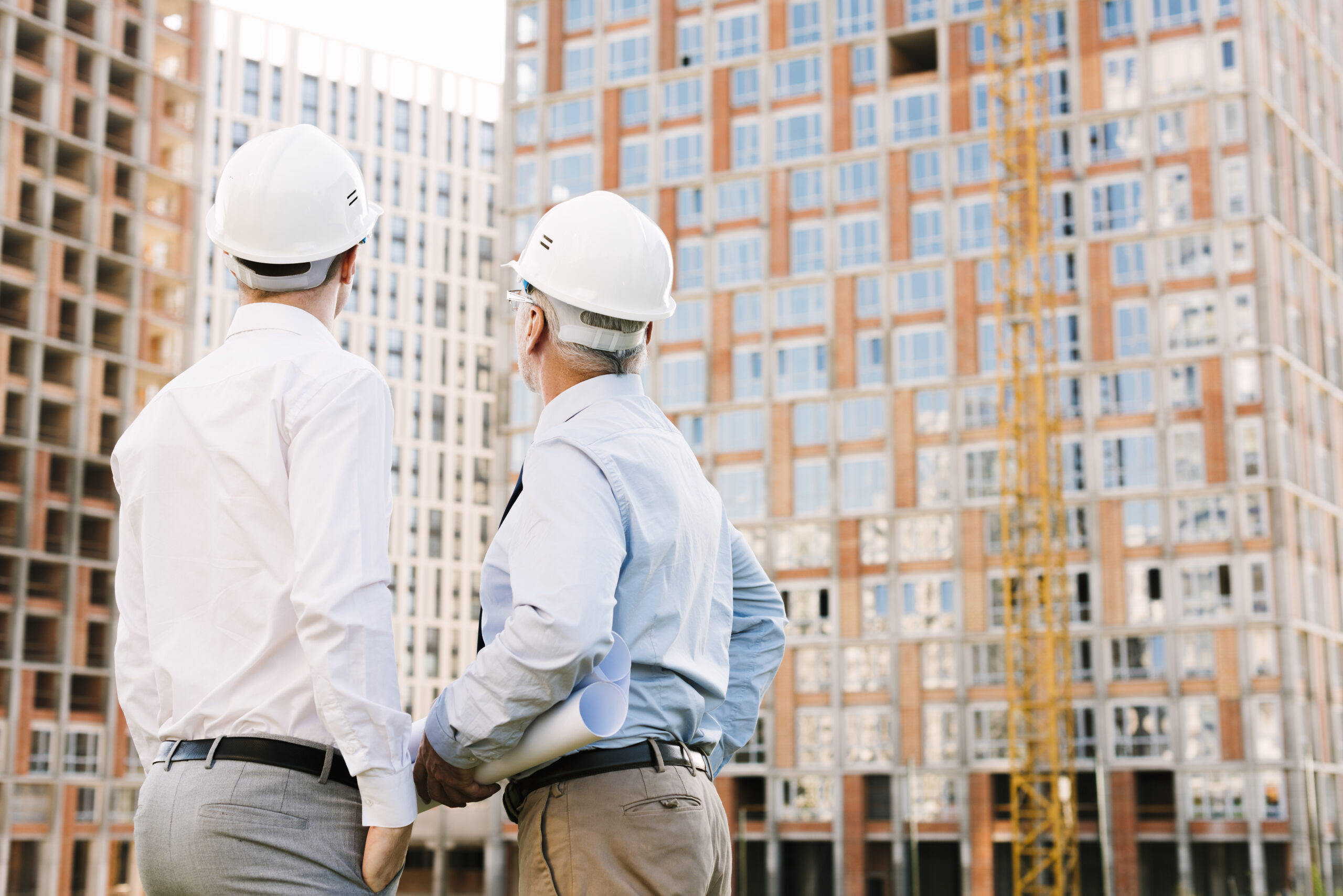 back-view-men-with-white-helmets-suits-scaled-1.jpg